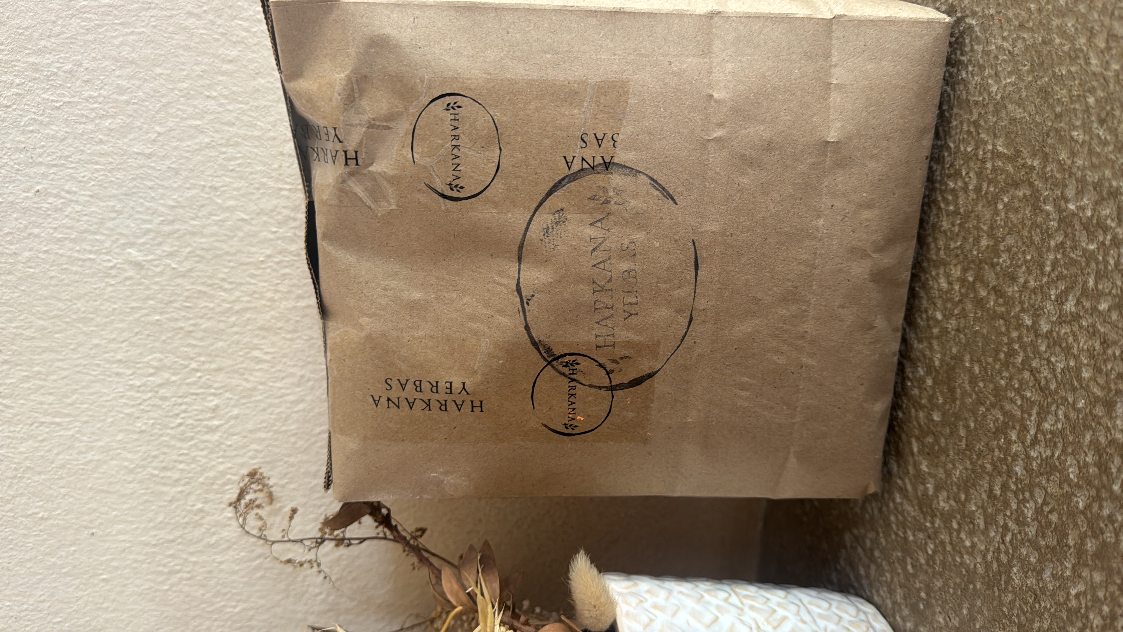 Paquete reforzado con sello y cinta